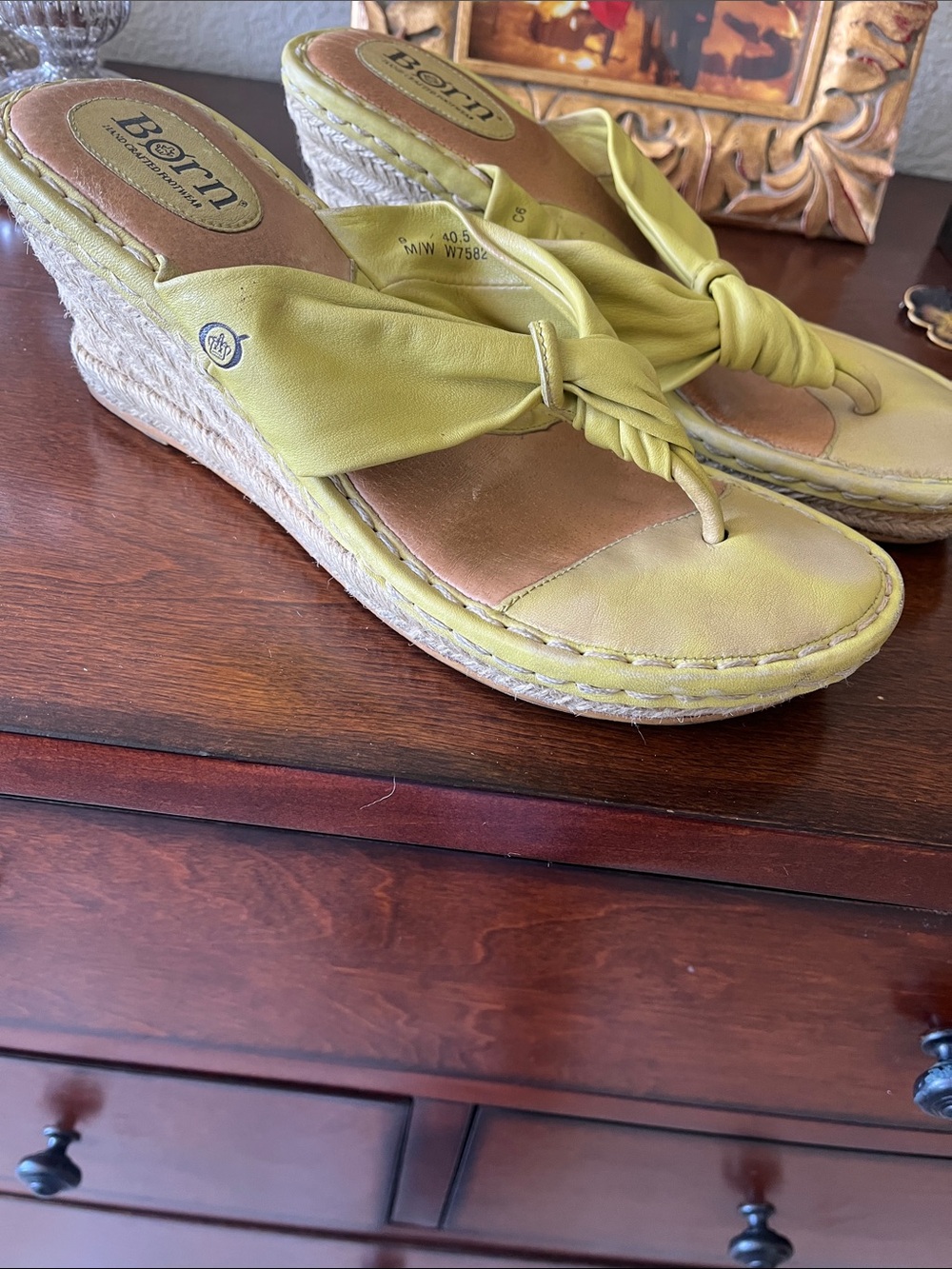 Born Lime Green Yellow Knot Leather 3 Inch Wedge Thong Sandals Size 9 - Picture 3 of 16